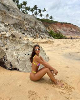 Camila Coelho feet photo thumbnail