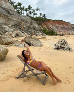 Camila Coelho feet photo thumbnail