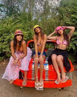 Camila Coelho feet photo thumbnail