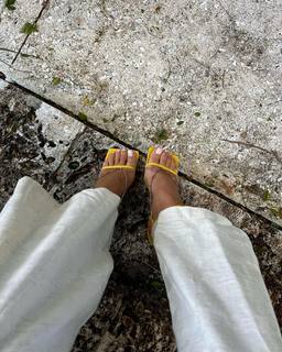 Camila Coelho feet photo thumbnail