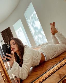 Camila Coelho feet photo thumbnail