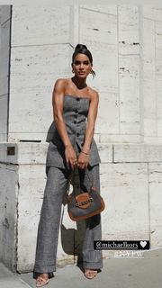 Camila Coelho feet photo thumbnail