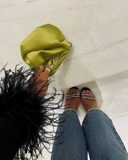 Camila Coelho feet photo thumbnail