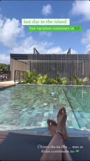 Camila Coelho feet photo thumbnail