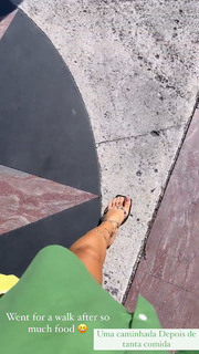 Camila Coelho feet photo thumbnail