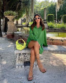 Camila Coelho feet photo thumbnail