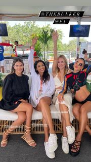 Camila Coelho feet photo thumbnail