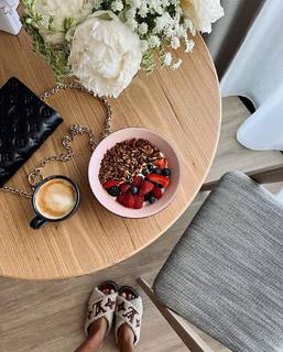 Camila Coelho feet photo thumbnail