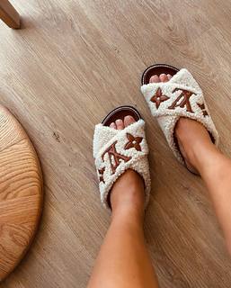 Camila Coelho feet photo thumbnail