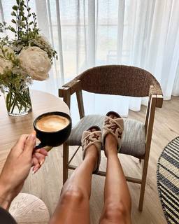 Camila Coelho feet photo thumbnail