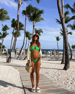 Camila Coelho feet photo thumbnail