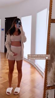 Camila Coelho feet photo thumbnail