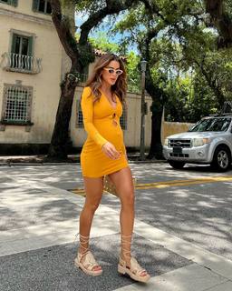 Camila Coelho feet photo thumbnail