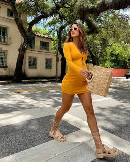 Camila Coelho feet photo thumbnail