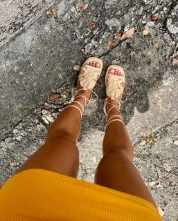 Camila Coelho feet photo thumbnail