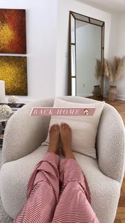 Camila Coelho feet photo thumbnail