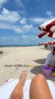 Camila Coelho feet photo thumbnail