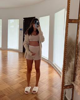 Camila Coelho feet photo thumbnail