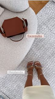 Camila Coelho feet photo thumbnail