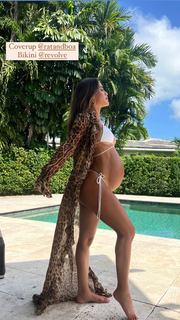 Camila Coelho feet photo thumbnail