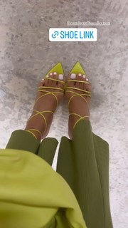 Camila Coelho feet photo thumbnail