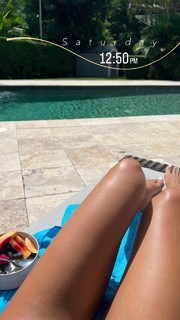 Camila Coelho feet photo thumbnail
