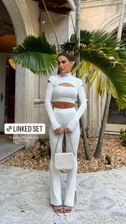 Camila Coelho feet photo thumbnail