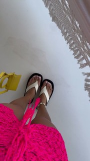 Camila Coelho feet photo thumbnail