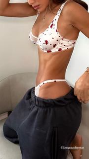 Camila Coelho feet photo thumbnail