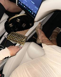 Camila Coelho feet photo thumbnail