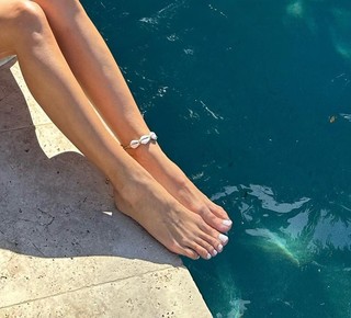 Camila Coelho feet photo thumbnail