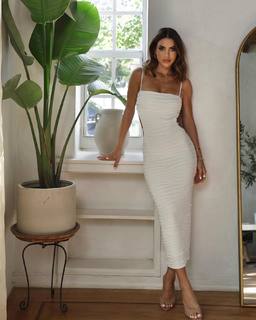 Camila Coelho feet photo thumbnail