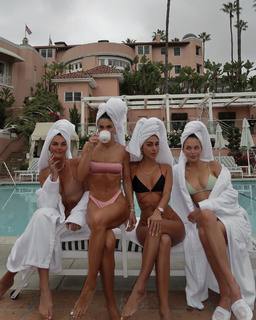 Camila Coelho feet photo thumbnail