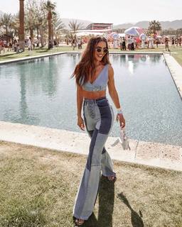 Camila Coelho feet photo thumbnail