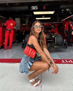 Camila Coelho feet photo thumbnail