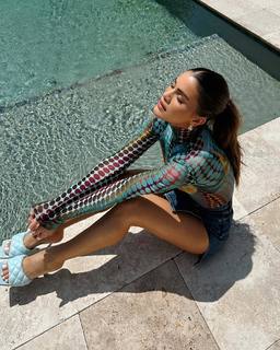 Camila Coelho feet photo thumbnail