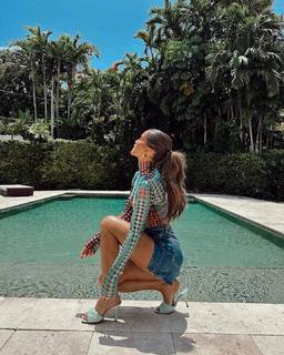 Camila Coelho feet photo thumbnail