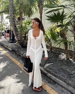 Camila Coelho feet photo thumbnail