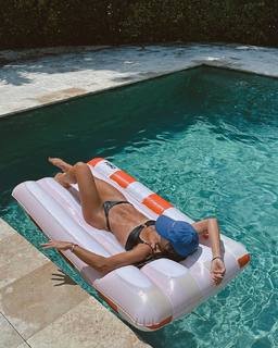 Camila Coelho feet photo thumbnail