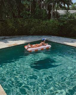 Camila Coelho feet photo thumbnail