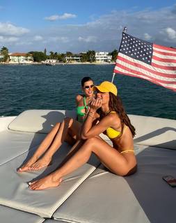 Camila Coelho feet photo thumbnail