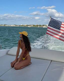 Camila Coelho feet photo thumbnail