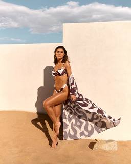 Camila Coelho feet photo thumbnail