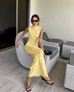 Camila Coelho feet photo thumbnail