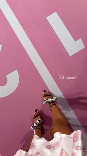 Camila Coelho feet photo thumbnail