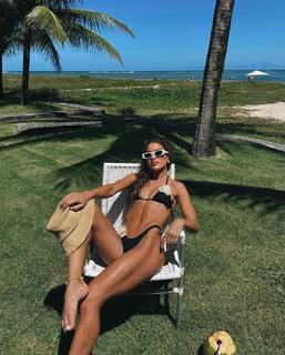 Camila Coelho feet photo thumbnail