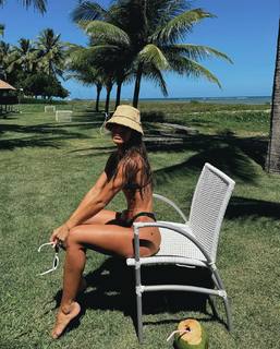 Camila Coelho feet photo thumbnail