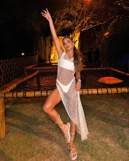 Camila Coelho feet photo thumbnail