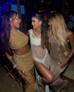 Camila Coelho feet photo thumbnail