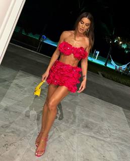 Camila Coelho feet photo thumbnail